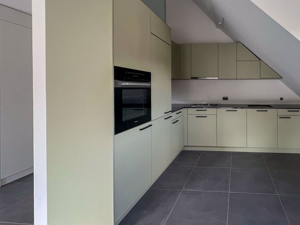 Wohnen auf zwei Ebenen vor den Toren Zürichs - stilvolle 4.5-Zimmer-Maisonette mit Loggia - Bild 2