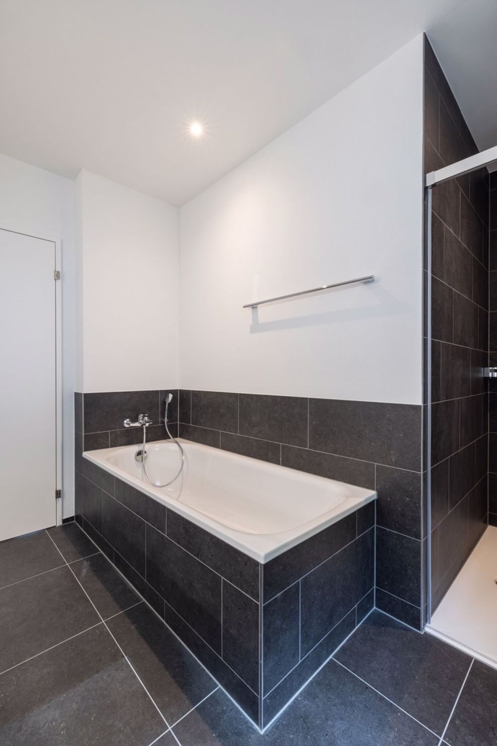 5.5-Zimmer Neubauwohnung - Umgeben von malerischer Berglandschaft - Bad/WC