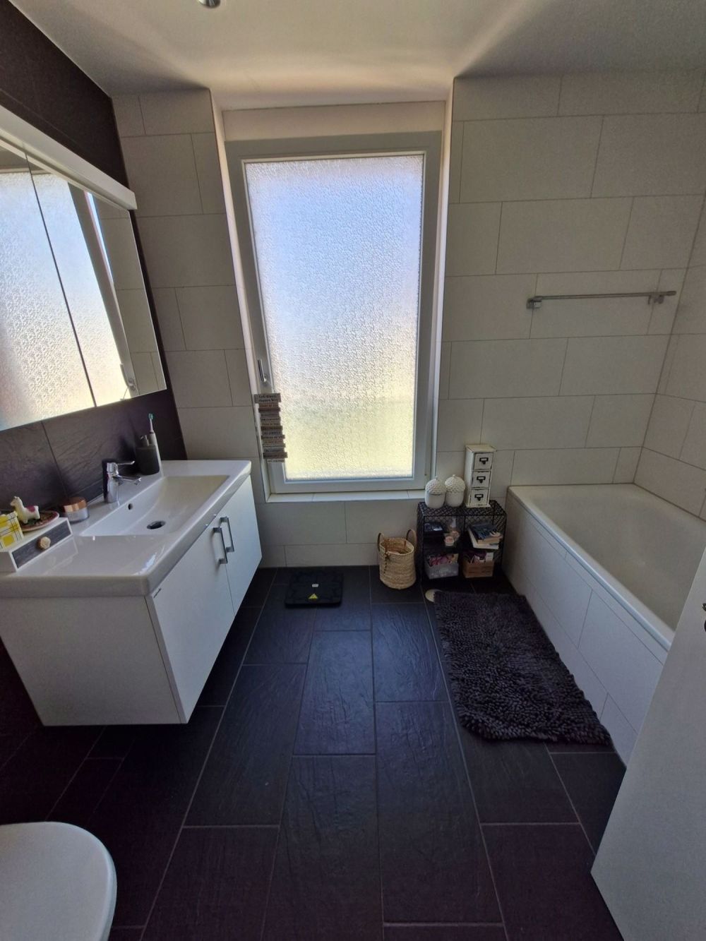 Moderne 4.5-Zimmerwohnung im Dorfkern in Arisdorf zu vermieten - Bad 2