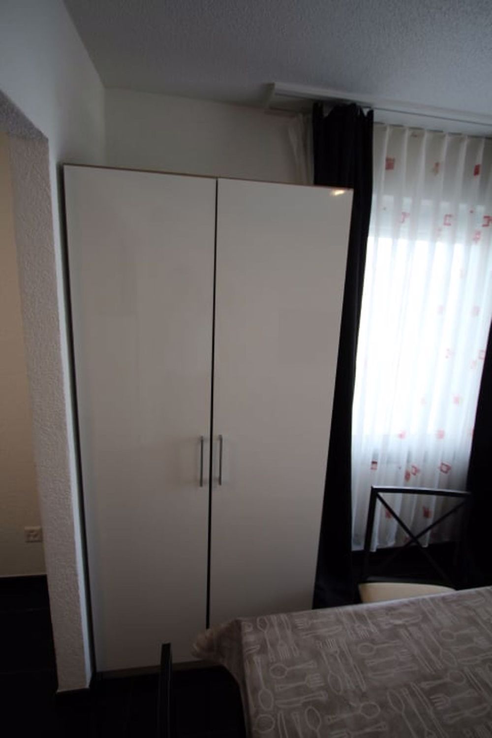 Top Modernes Studio im Apartment-Haus 4 Dulliken in ruhigem Quartier an bester Lage zu Vermieten - Schrank