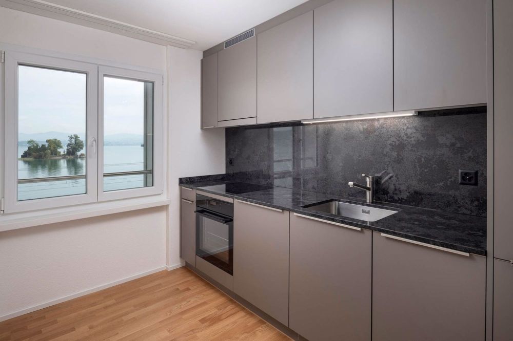Sanierte Wohnung direkt am See - Küche (Bild einer baugleichen Wohnung)
