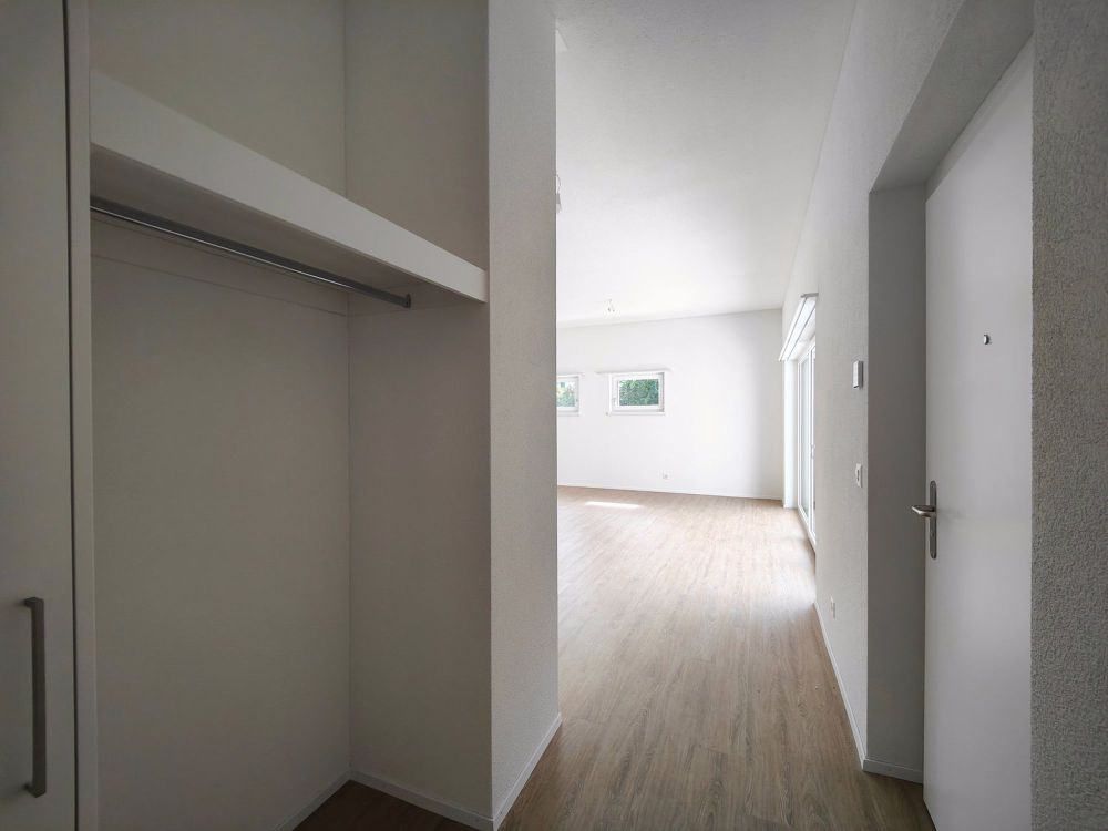 Stilvolle Neubauwohnung mit Gartensitzplatz im Herzen von Glattfelden - Eingangsbereich