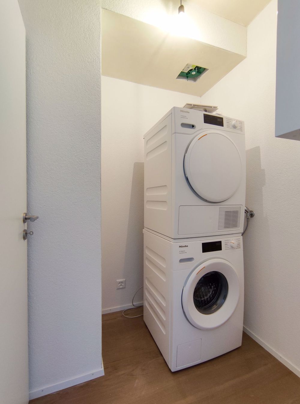 Exklusive Attikawohnung mit Weitsicht - Reduit mit Waschmaschine und Tumbler