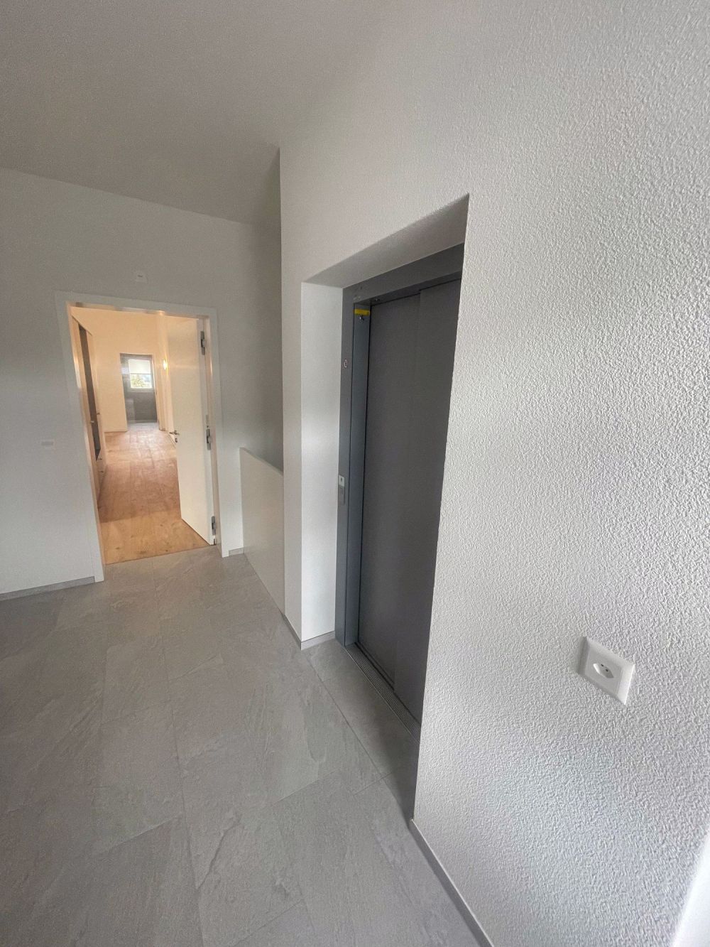 Helle Dachwohnung mit Aussicht auf den Jura - Bild 7