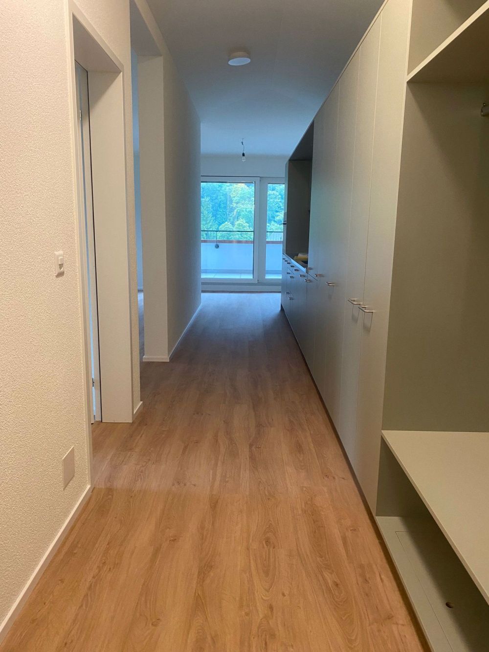 Erstvermietung nach Dachaufstockung - 2.5-Zimerwohnung mit grosszügigem Grundriss - Bild 2