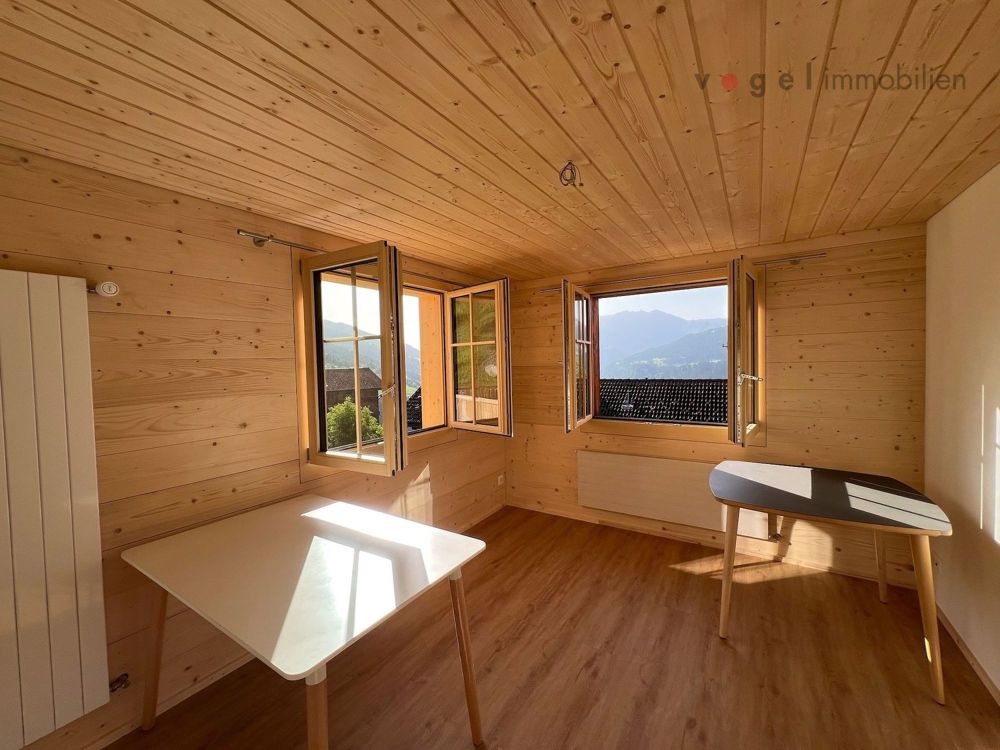 Charmante, sonnige und kernsanierte Wohnung mit Panoramablick - Wohnzimmer