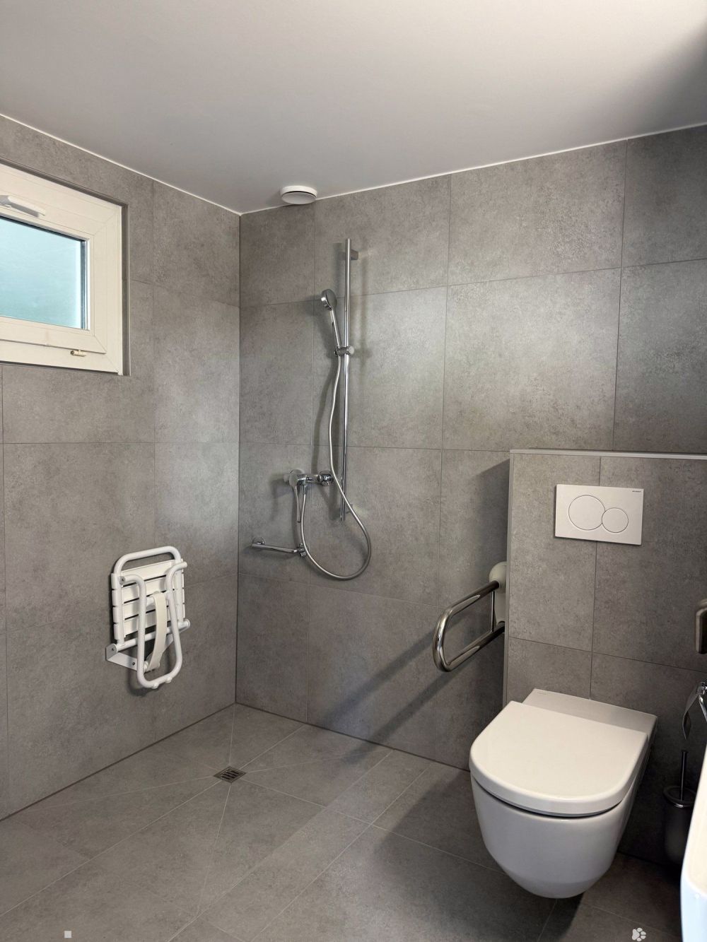 Neu sanierte, rollstuhlgerechte 1.5-Zimmerwohnung mit Terrasse im beliebten Gurzelenquartier Biel - Bild 3