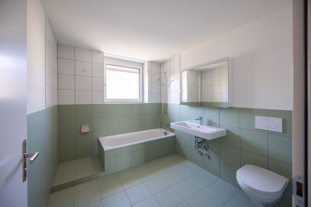 Erstvermietung nach Totalsanierung - 4.5 Zimmer-Wohnungen - Nasszelle mit Badewanne