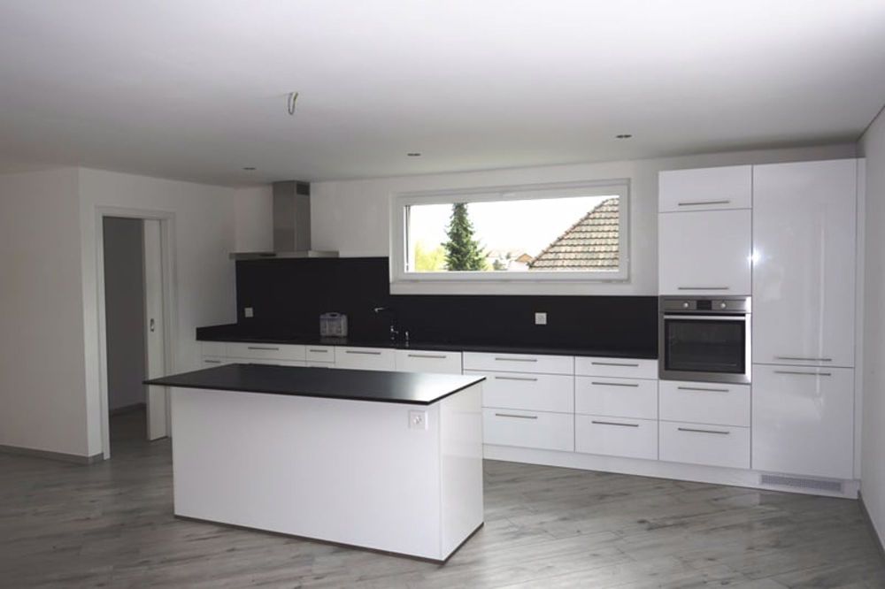 Sehr geräumige Wohnung wie neu mit 4,5 Zimmern und zwei Parkplätzen - Bild 3