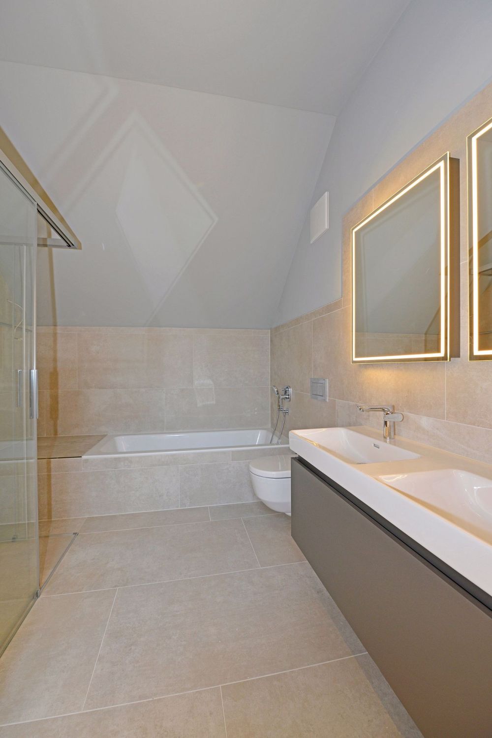 Hochwertige 3.5 Zimmer-Maisonette-Dachwohnung (100m²+) in Bassersdorf - Bad Dachgeschoss