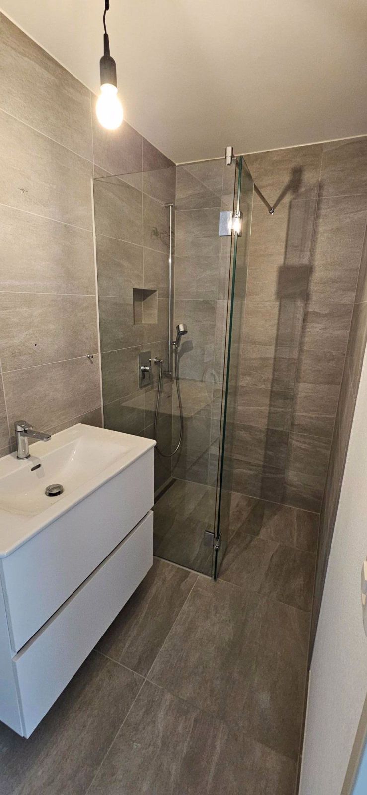 Neubau- 2.5-Zimmer-Wohnung mit Balkon im UG - Bild 2