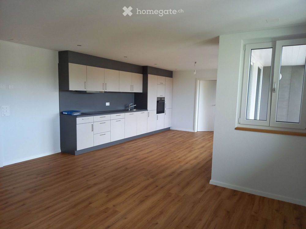 ERSTVERMIETUNG" Moderne 2.5-Zimmer-Dachwohnung mit Balkon in Heimberg - Bild 1