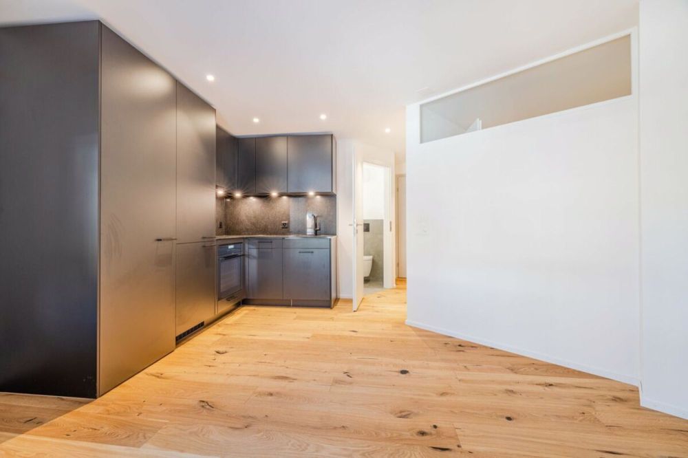 NEUBAU: Kernsanierte 2.5-Zimmer Wohnung mit Balkon - Bild 1