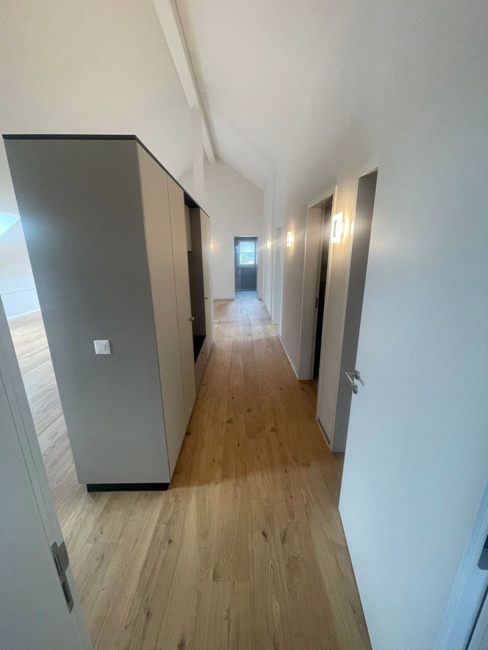 Helle Dachwohnung mit Aussicht auf den Jura - Bild 8
