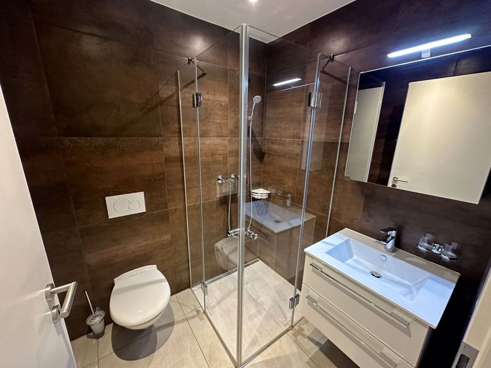 Exklusive, grosszügige und helle Wohnung in Weiach - Badezimmer_Dusche.jpg