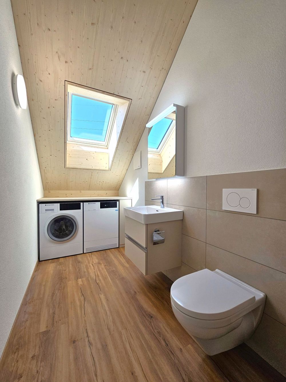 ERSTVERMIETUNG: 5.5-Zimmer-Dachwohnung in Schübelbach SZ - Badezimmer