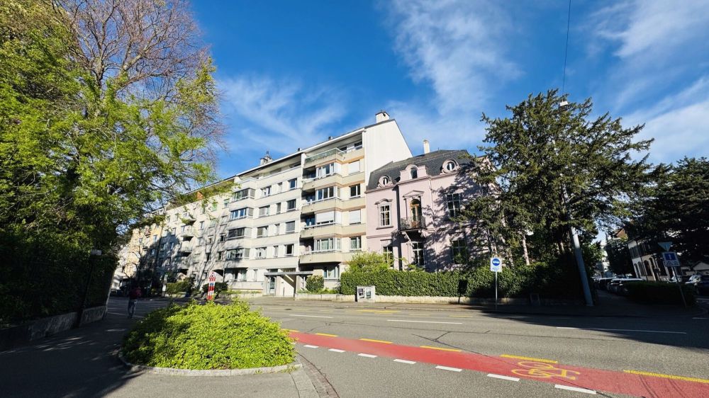 ERSTVERMIETUNG, totalsanierte 3.5-Zimmerwohnung mit 2 Nasszellen, 2 Balkonen und Einstellhallenplatz - Bild 1