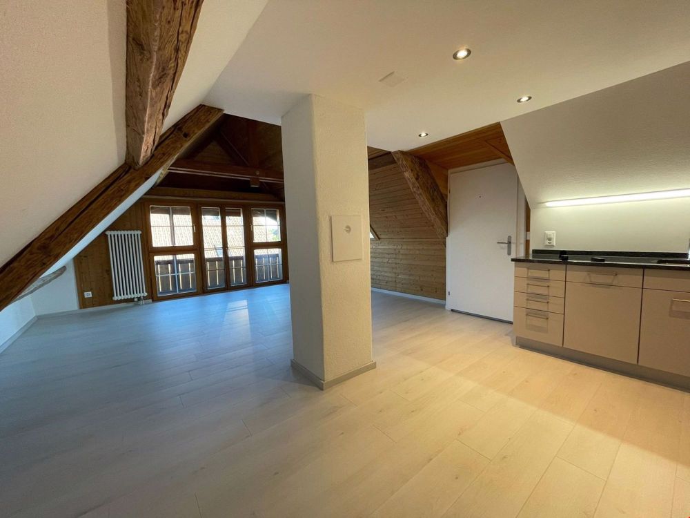 Helle Dachwohnung im sanierten Stöckli – ideal für Einzelperson oder Paar - Bild 1