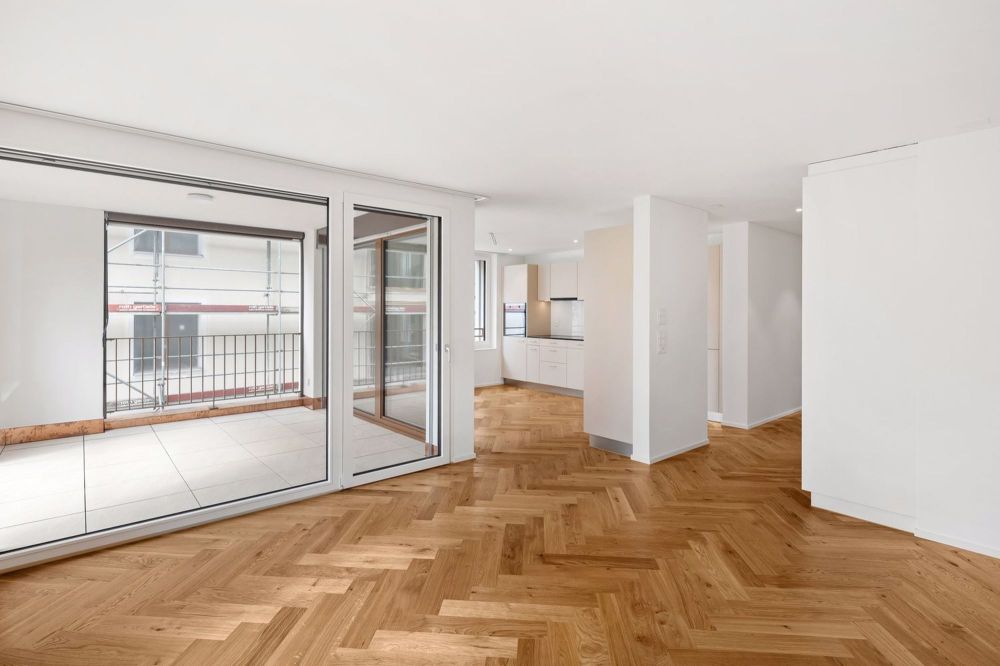 Hochmoderne 3.5-Zimmerwohnung mit Balkon im Erstbezug - Wohnzimmer