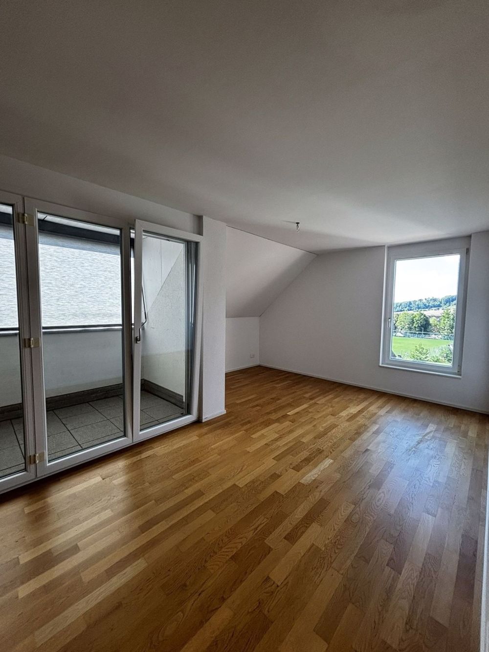 Moderne 4.5-Zimmerwohnung im Dorfkern in Arisdorf zu vermieten - IMG_0860