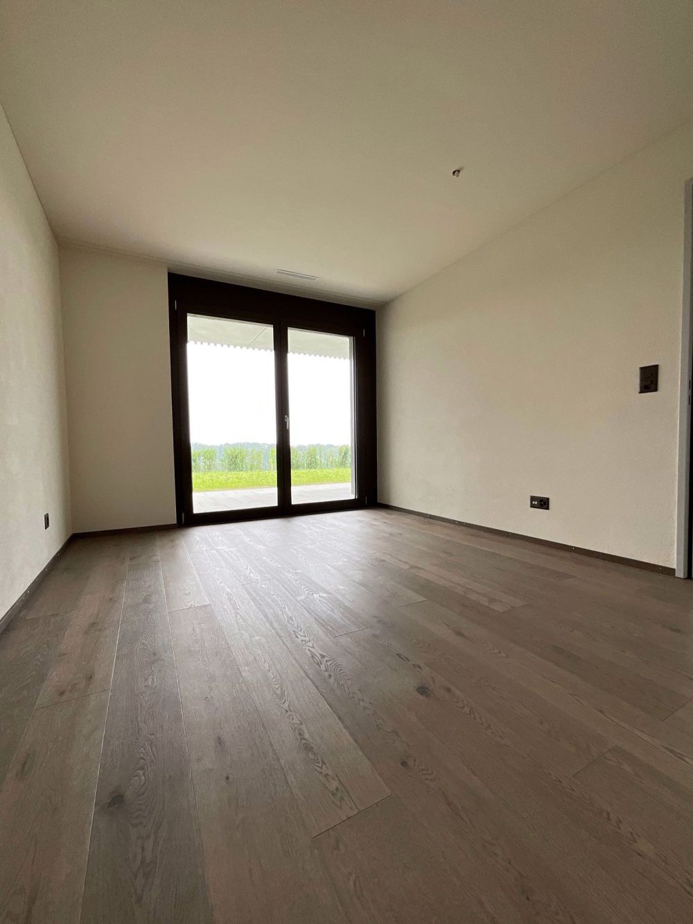 Grosse 3.5-Zimmer-Wohnung mit Garten und Bergblick - Bild 10