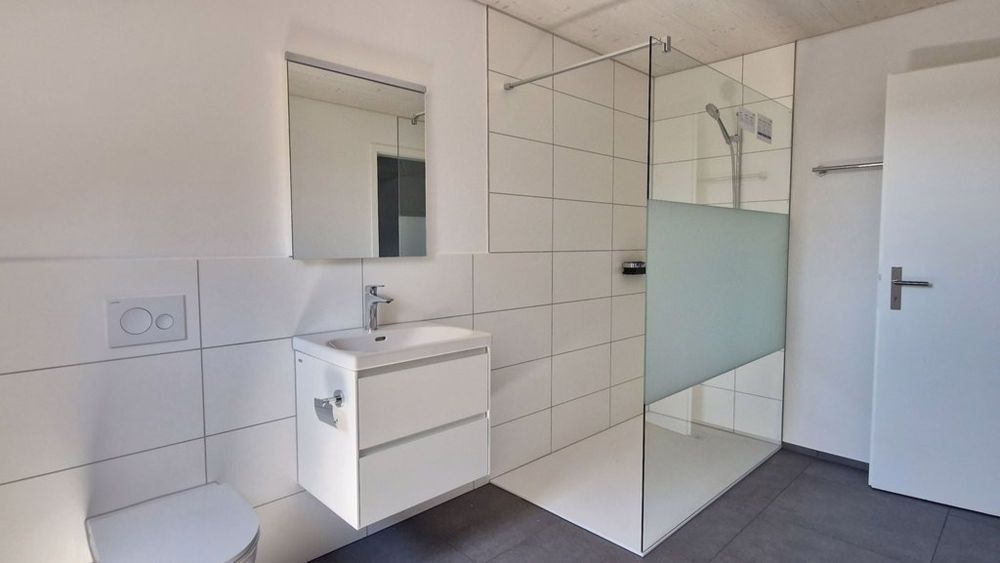 ERSTVERMIETUNG - 3.5-Zi.-Wohnung mit Galerie und eigener Waschküche - Badezimmer mit Dusche