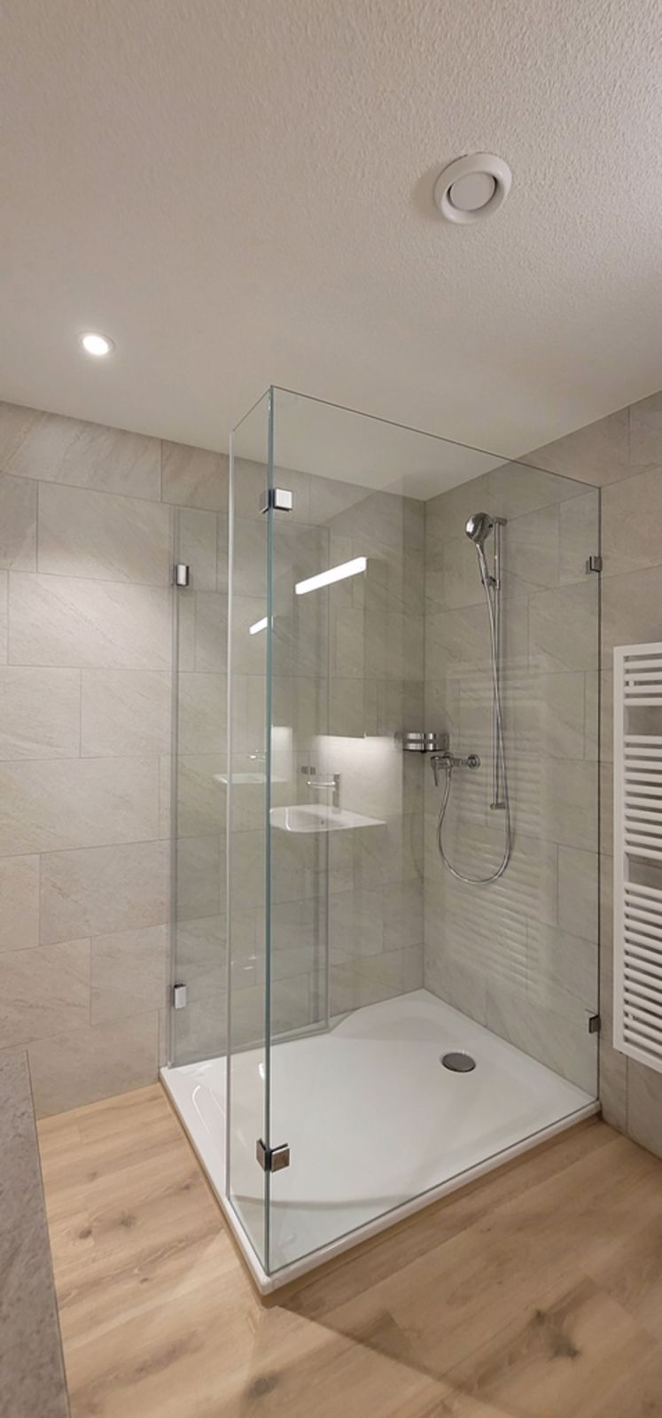 Erstvermietung: 4.5-Zimmer-Wohnung mit grosser Terrasse - Dusche