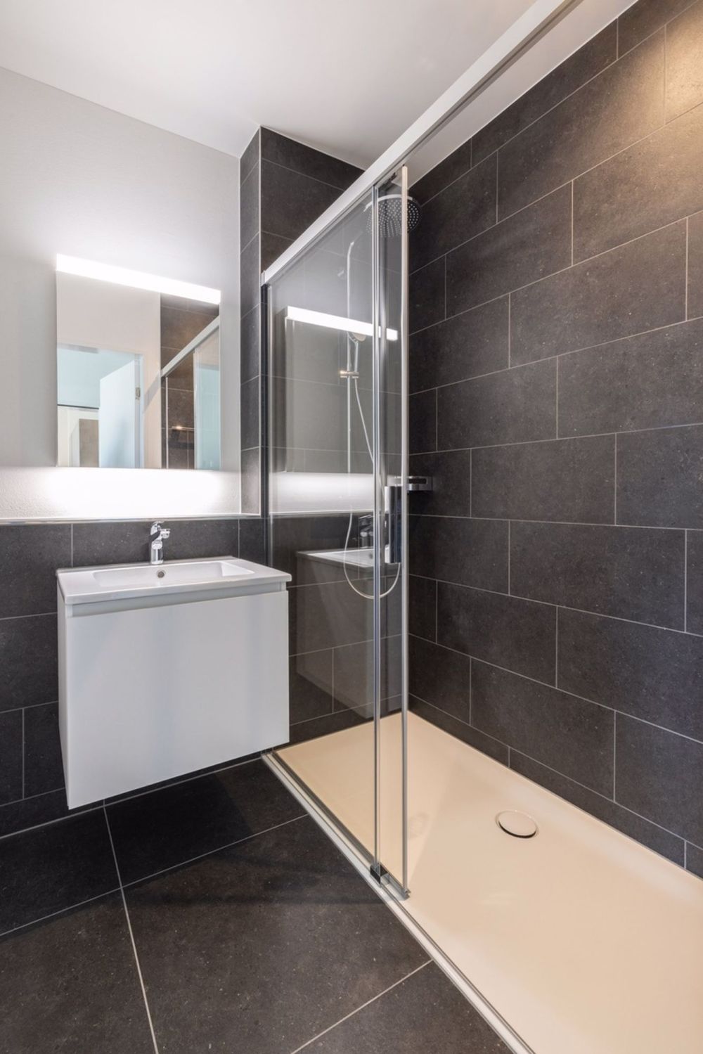 5.5-Zimmer Neubauwohnung - Umgeben von malerischer Berglandschaft - Dusche/WC