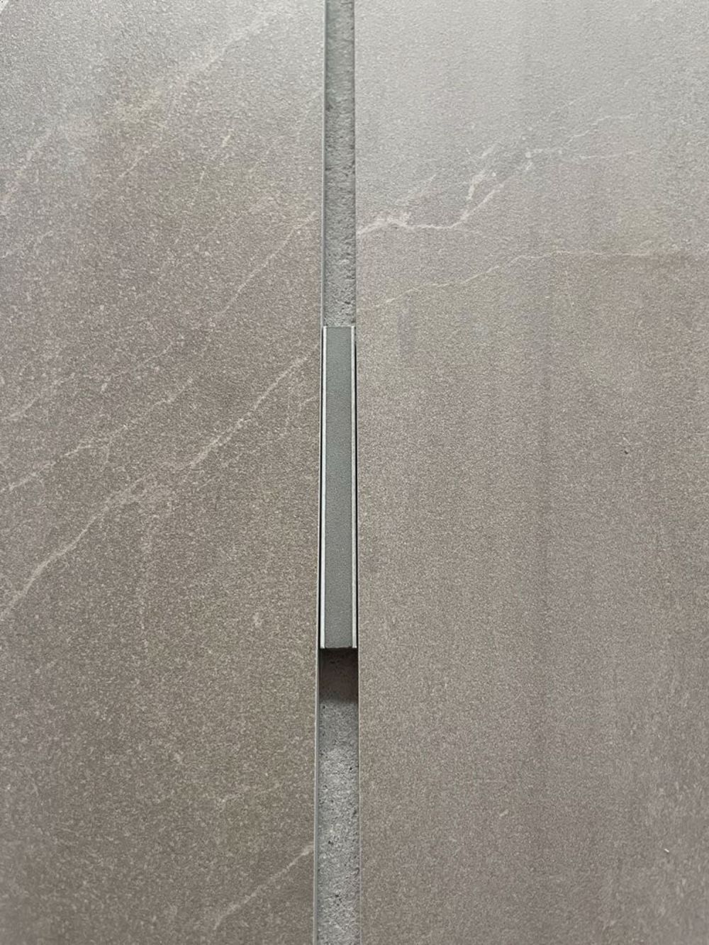 Erstvermietung nach Sanierung / 4.5 Zimmer-Attikawohnung mit Terrasse - Platten-Fugenmuster.JPG
