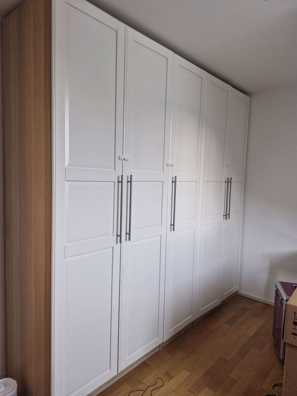 Moderne 4.5-Zimmerwohnung im Dorfkern in Arisdorf zu vermieten - Schrank