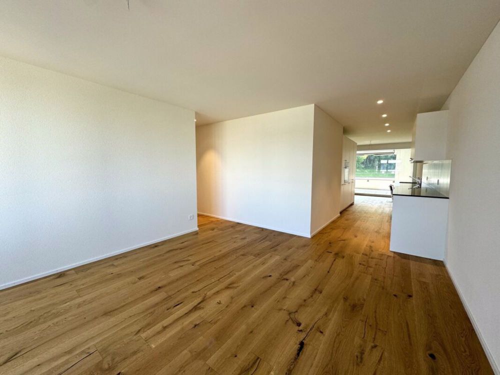 moderne Wohnung mit Blick ins Grüne - Wohnbereich mit Küche