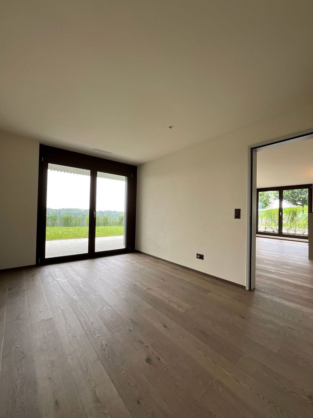 Grosse 3.5-Zimmer-Wohnung mit Garten und Bergblick - Bild 11