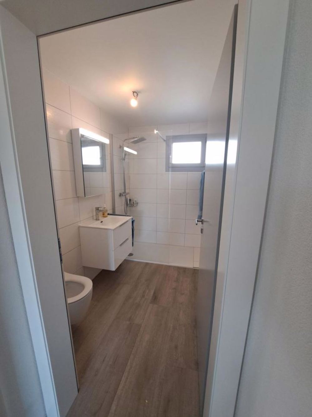 Cheyres Wohnung mit 3 1/2 Zimmern und großem Balkon mit Seeblick - Bild 8