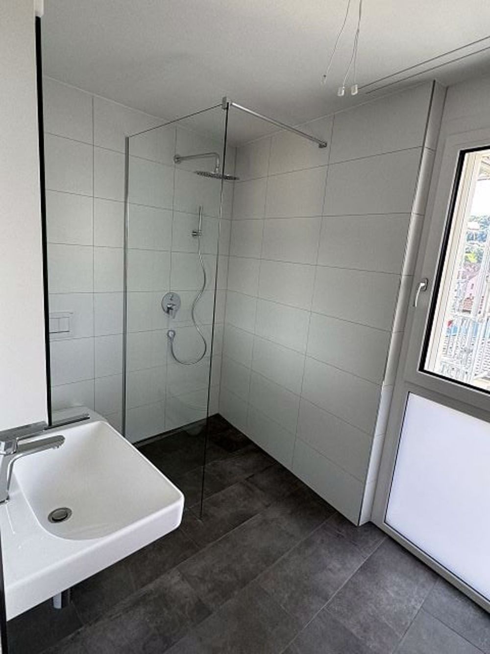 Attikawohnung mit sonnigem Balkon - Badezimmer