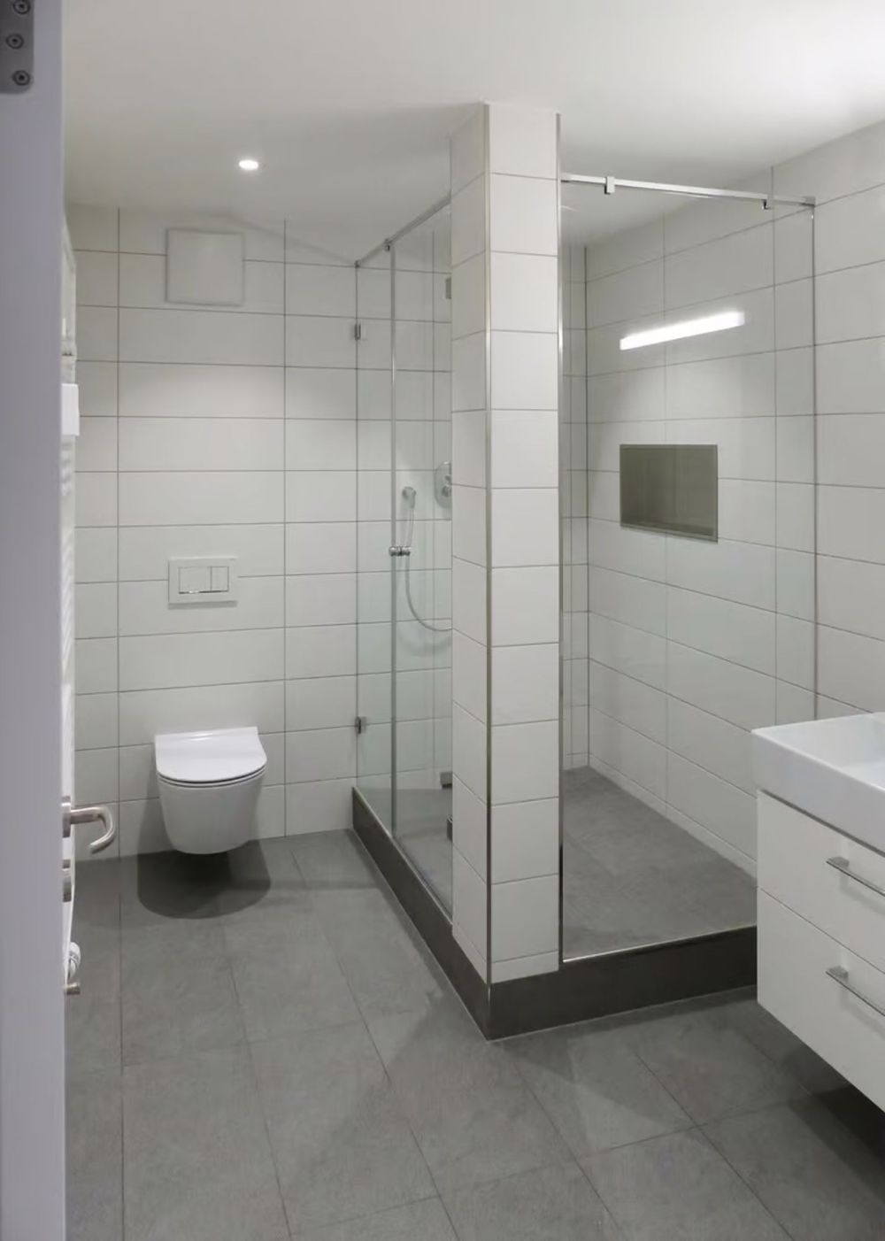 Neuwertige 3,5 Zimmer Eigentumswohnung an toller Lage direkt am Rhein - Bild 2