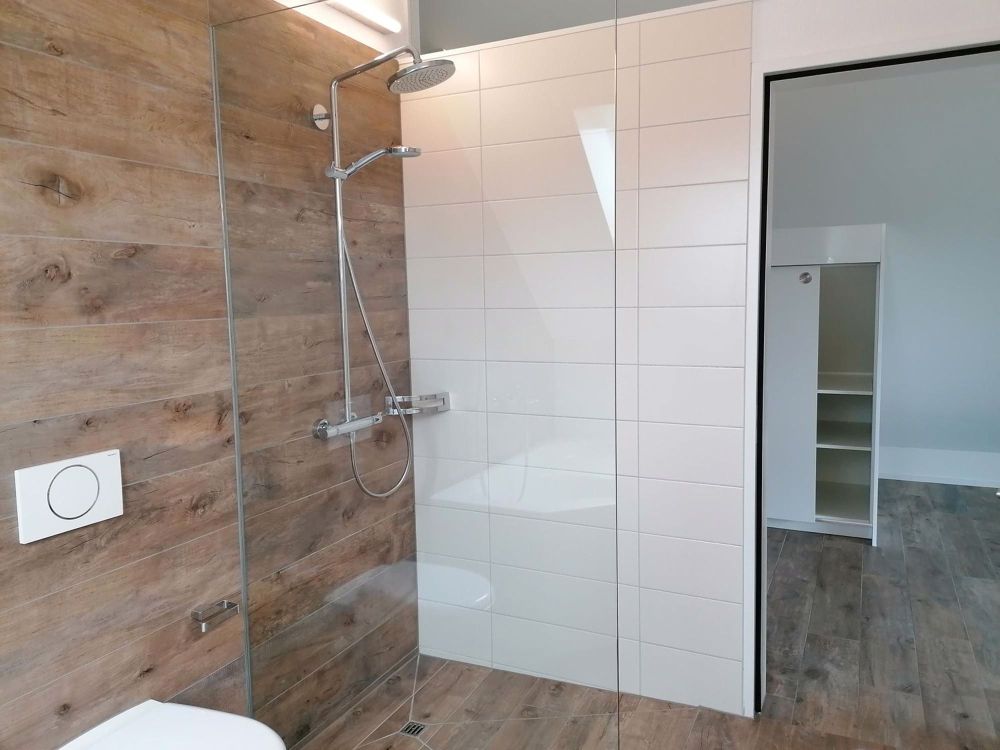 Wunderschöne moderne Dachgeschosswohnung - WC / Dusche