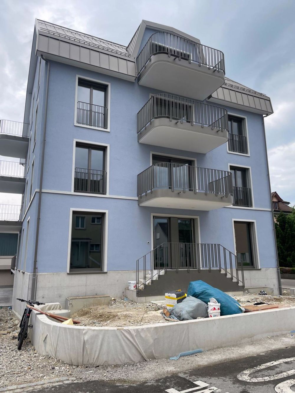 Moderne 4.5-Zimmer-Dachwohnung mit Balkon in Wil - Bild 1