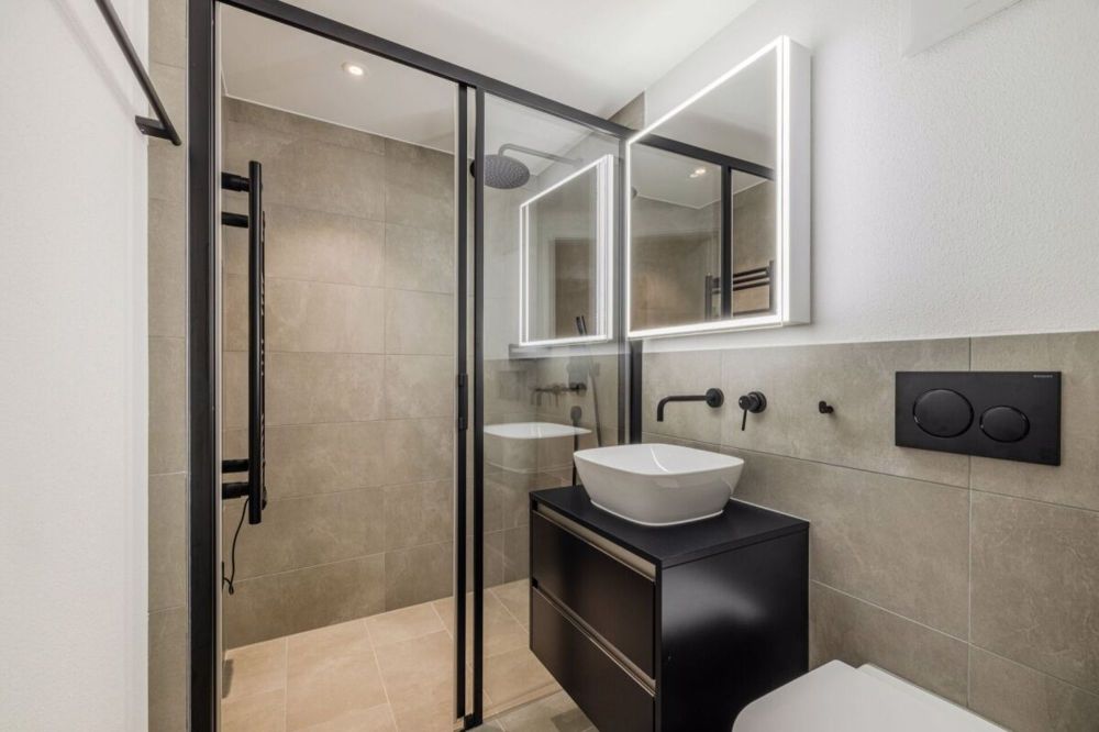 NEUBAU: Kernsanierte 2.5-Zimmer Wohnung mit Balkon - Bild 2