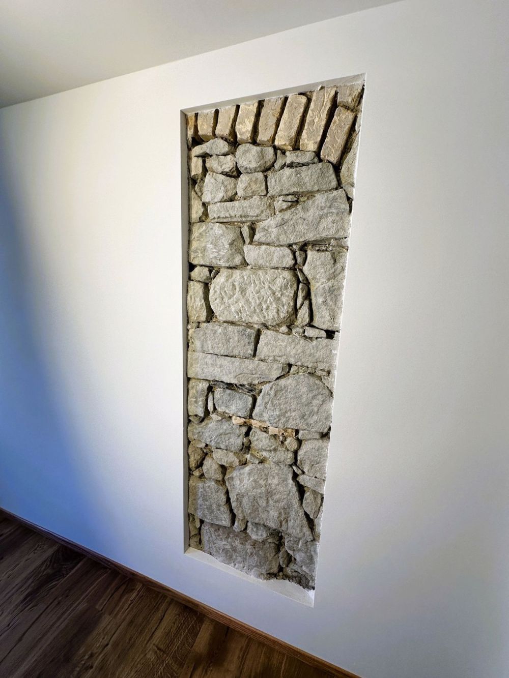 Letzte Wohnungen - Erstvermietung nach Totalsanierung - Wanddetail mit sichtbarem Mauerwerk