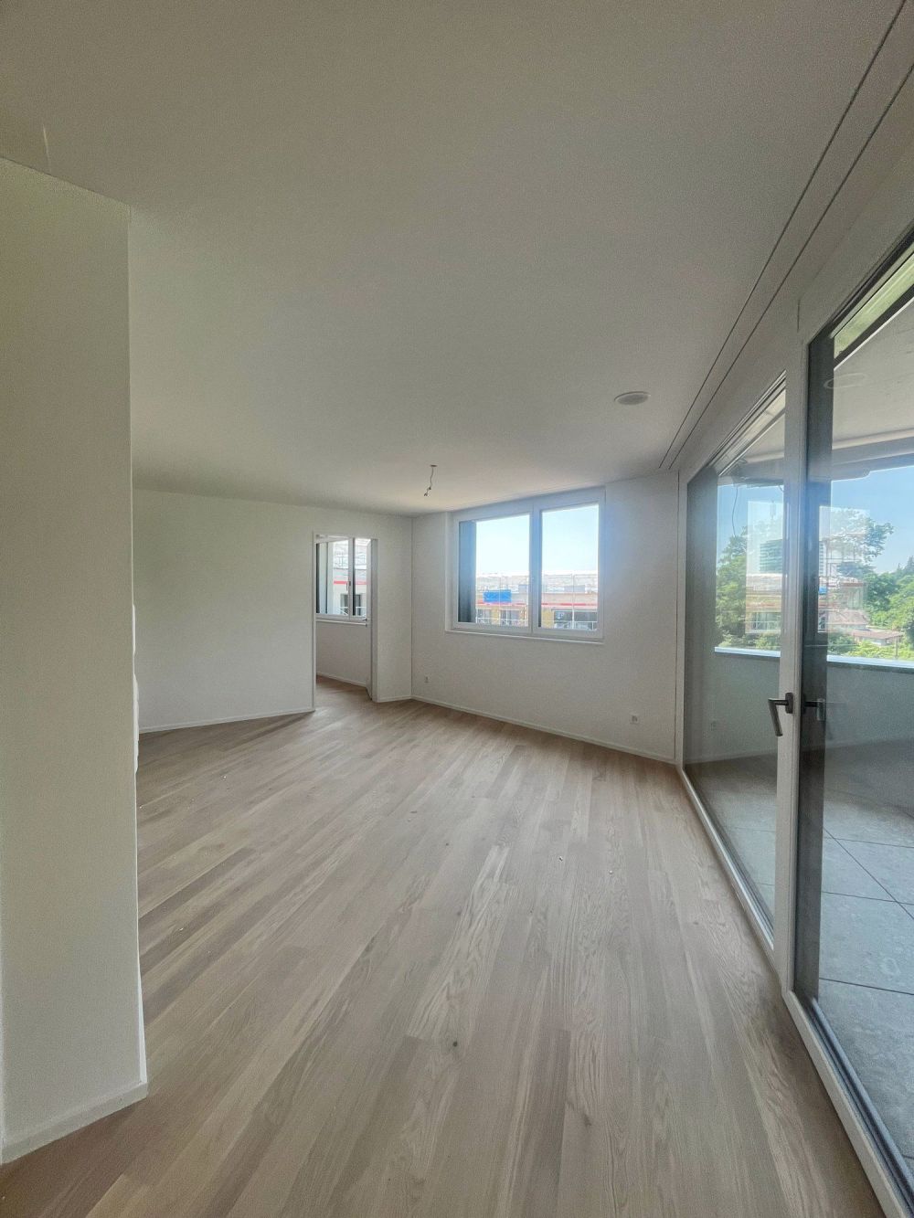 Moderne 2.5-Zimmer-Dachwohnung mit Balkon in Neuhausen am Rheinfall - Bild 2