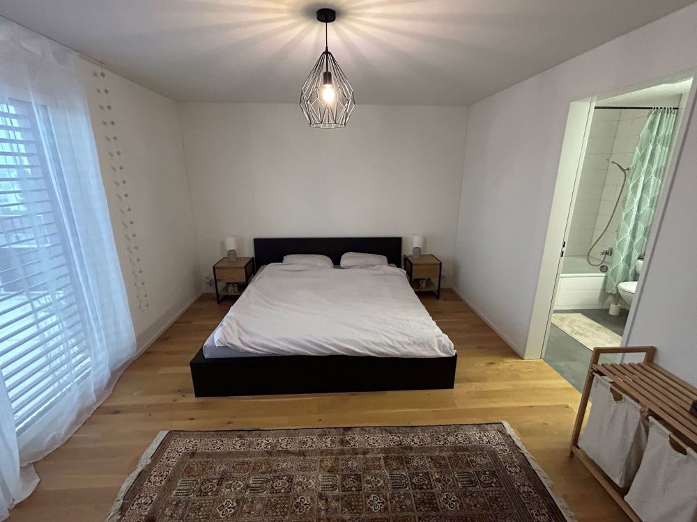 Möbliertes WG-Zimmer mit eigenem Bad & Dachterrassenzugang Attikawohnung - Bild 1