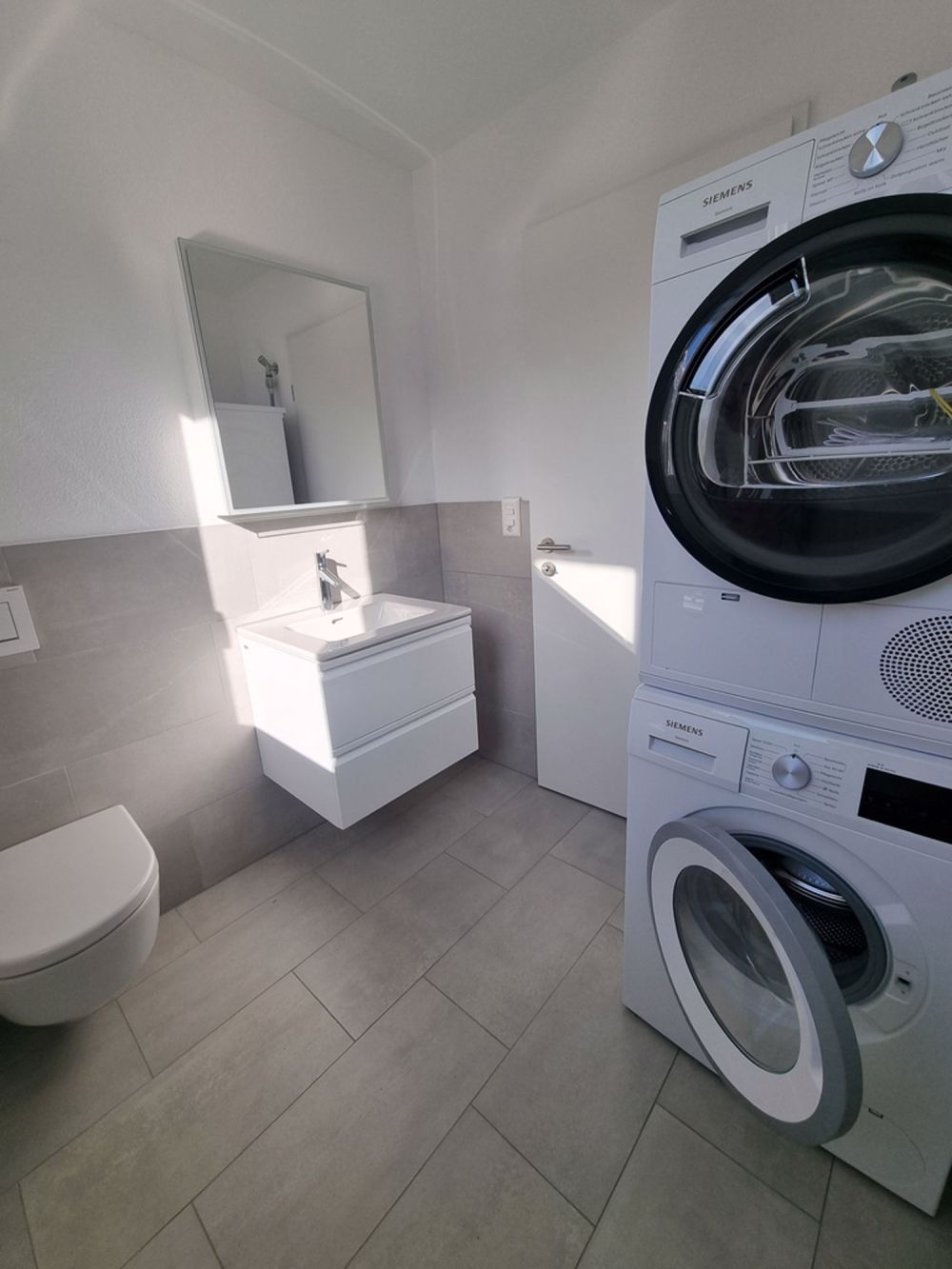 grosszügige moderne Wohnung mit sehr schöner Aussicht - ex_Hirning_20.5_Zimmer_wohnung_2._OG.jpg