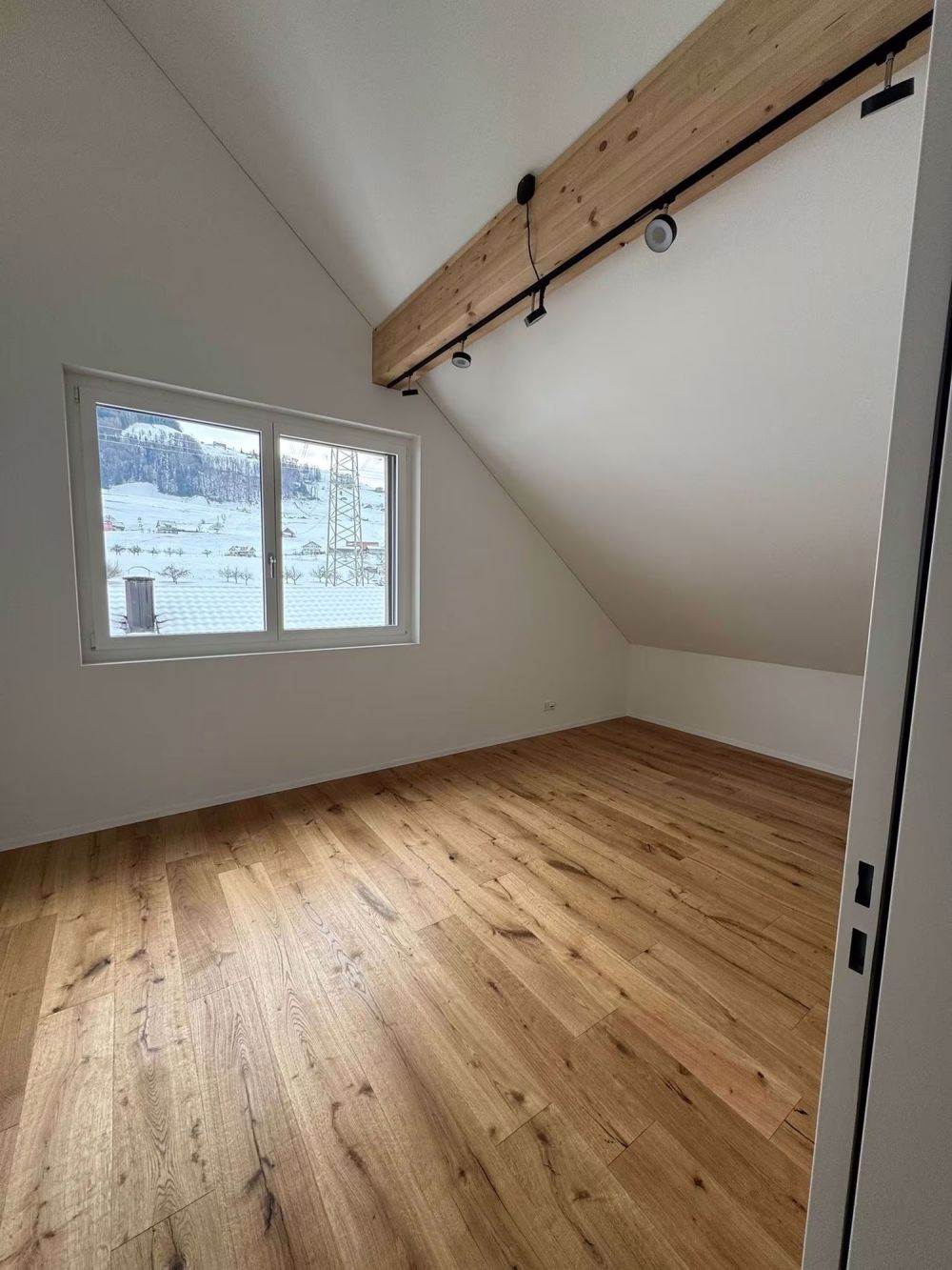 Stilvolle 4.5 Zimmer Maisonette-Wohnung in Siebnen - Image 4