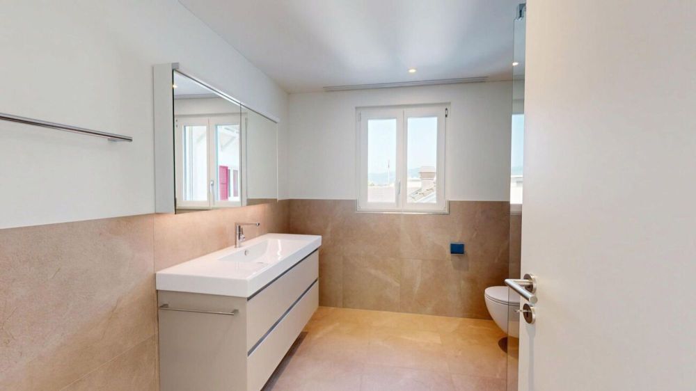 Sonnige 4.5-Zimmer-Wohnung mit zwei Bädern – ideal für Familien - Dusche/WC