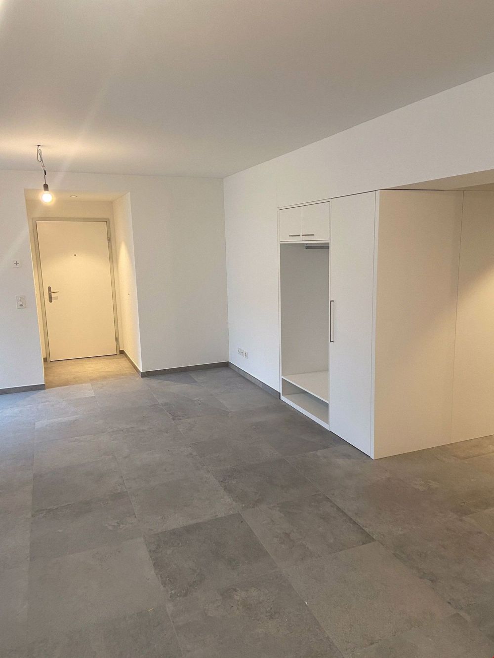 Neuwertige 1.5-Zimmerwohnung im Stadtzentrum - Einbauschränke mit Garderobe