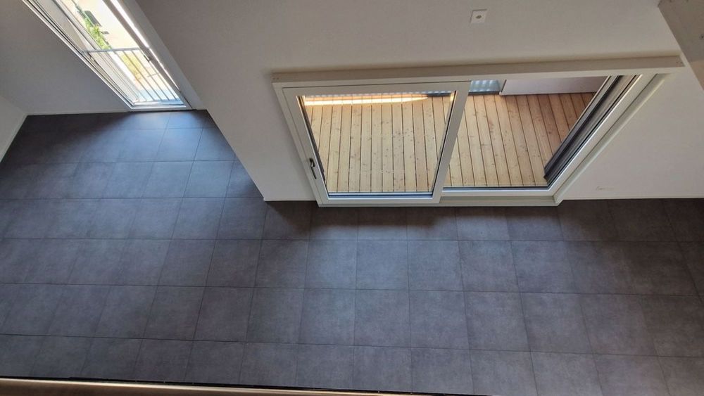 ERSTVERMIETUNG - 3.5-Zi.-Wohnung mit Galerie und eigener Waschküche - Essplatz / Wohnzimmer
