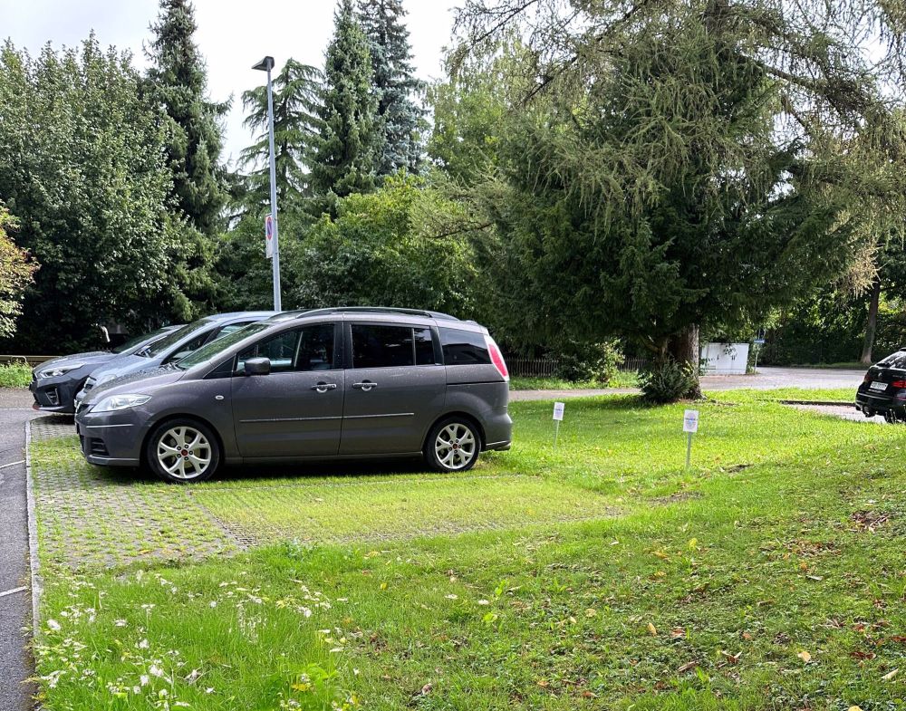 DIE LETZTEN 2 AUSSENPARKPLÄTZE PER SOFORT ODER NACH VEREINBARUNG IN GRENCHEN SO ZU VERMIETEN - Bild 1