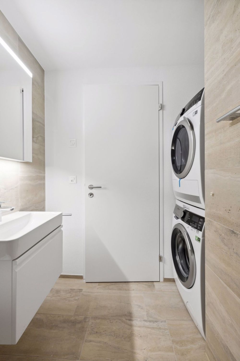 Attraktiv, Exklusiv und Urban - Ihre neue Mietwohnung im Herzen der Stadt - Dusche/WC mit Waschturm
