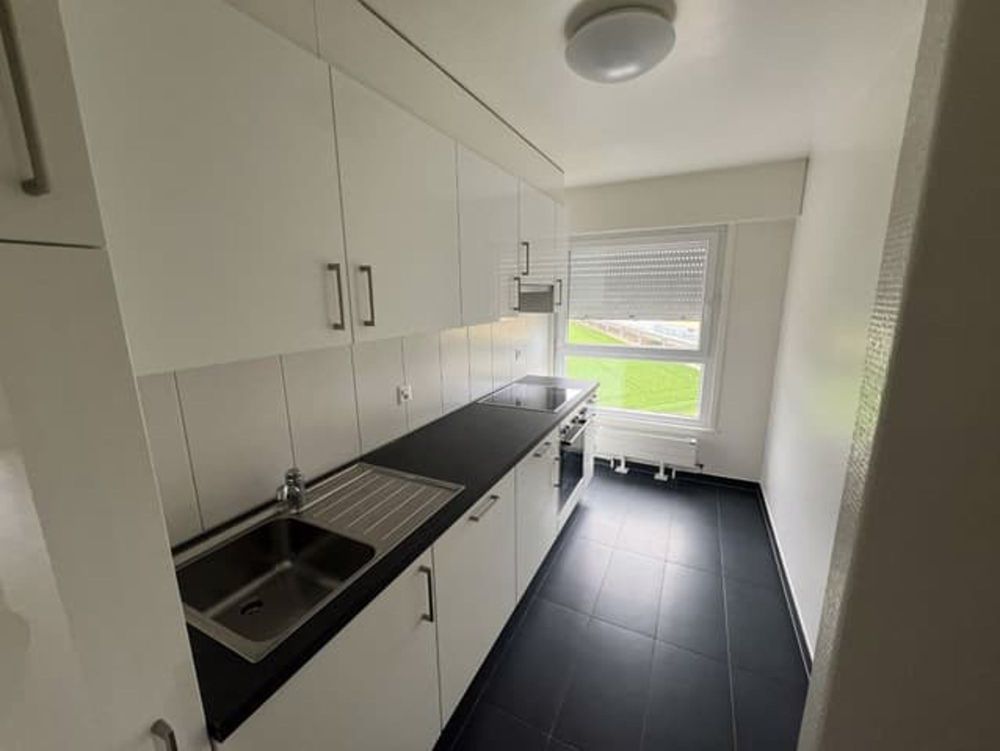 Appartement de 3 pièces partiellement rénové - premier loyer offert - Hall
