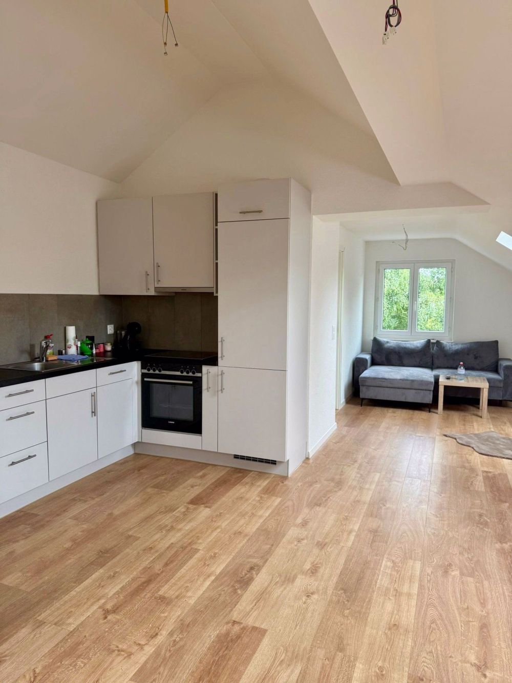Moderne 2-Zimmer-Dachwohnung in ruhiger Lage von Seuzach - Bild 1